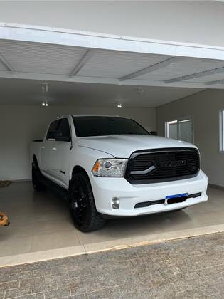 RAM CLASSIC 5.7 V8 GASOLINA LARAMIE NIGHT EDITION CD 4X4 AUTOMÁTICO